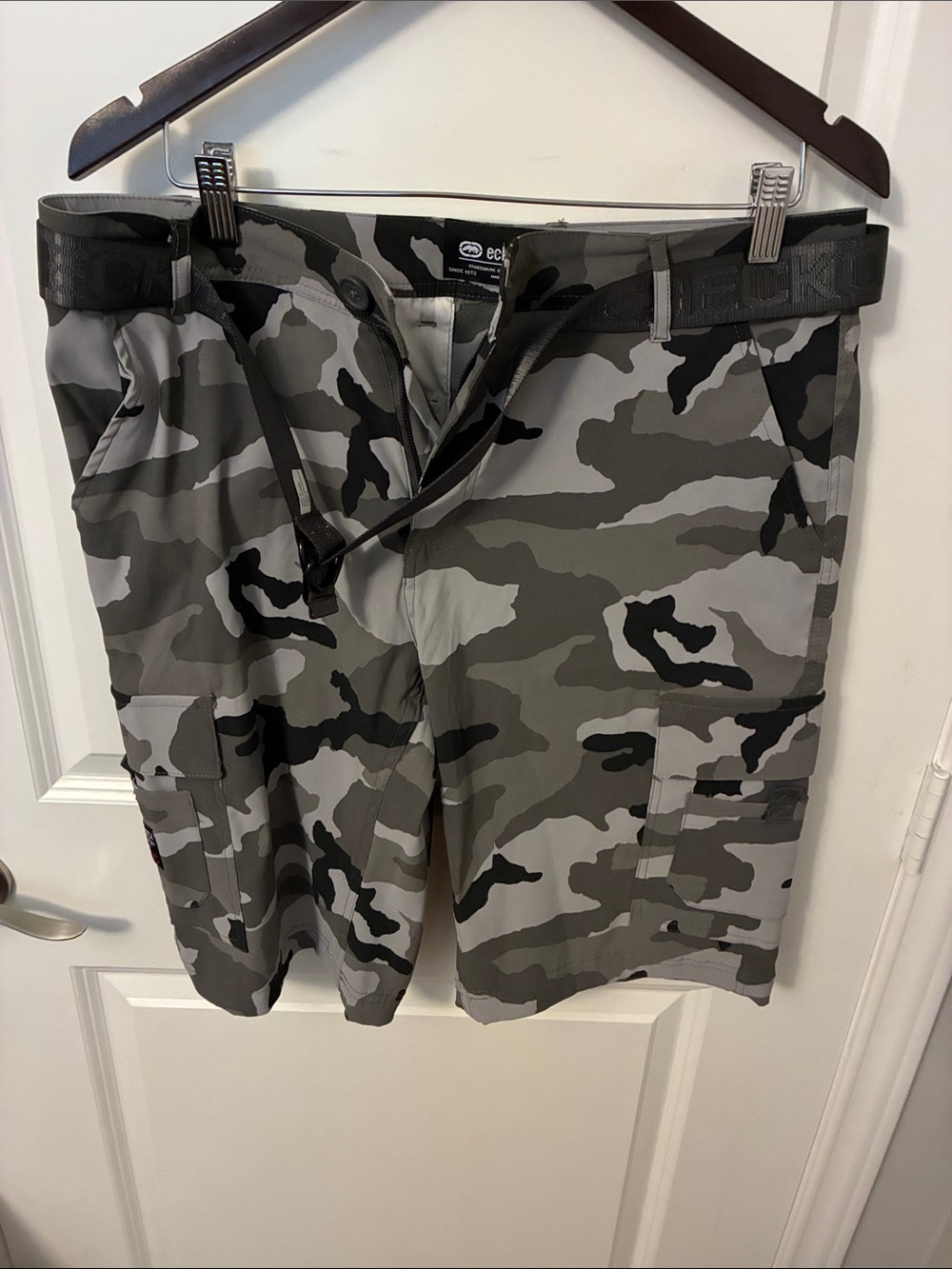 Ecko Menās Gray Camouflage Swim Board Shorts with Black Belt